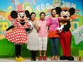 The Toontown Japan/トゥーンタウン・オンライン Staff Members posing with two other Staff Members in a Mickey and Minnie Mouse costume.